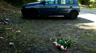 Kwiaty zostawione w miejscu tragedii