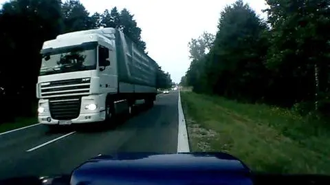 TIR prawie zmiótł go z drogi. Kupił kamerkę i wszystko nagrywa 