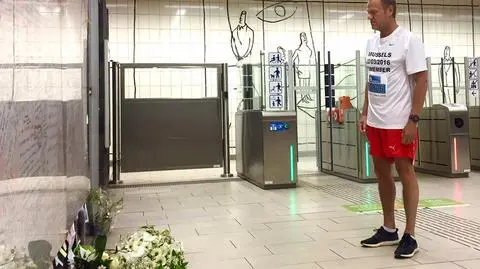 Tusk w stroju do biegania. Tusk składa kwiaty na stacji Maelbeek