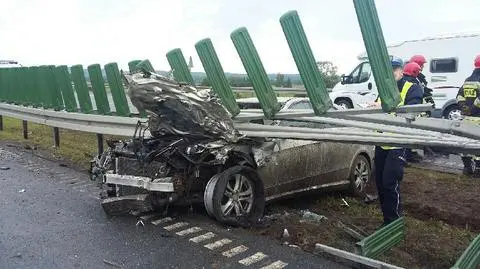 Elbląg: wypadek na S7, mercedesem wbił się pod barierę energochłonną