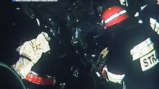 Tragiczny wypadek w miejscowości Osetnik w woj. warmińsko-mazurskim. Rozpędzony samochód wpadł do rzeki. Dwaj mężczyźni w wieku 55 i 30 lat zginęli na miejscu. (TVN24)