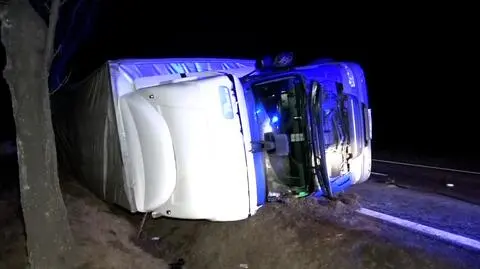 Silny wiatr przewrócił ciężarówkę między Legnicą a Jaworem