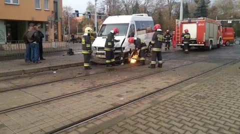 Zderzenie busa z osobówką. 
10 osób trafiło do szpitala