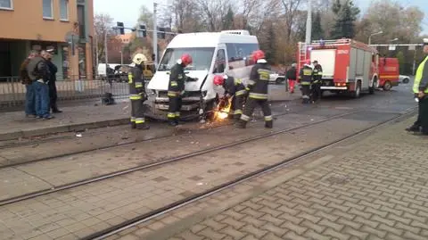 Wypadek busa z osobówką we Wrocławiu