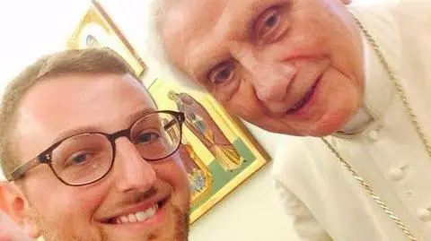 "Słitfocia z rąsi". Benedykt XVI dał się przekonać młodemu jezuicie