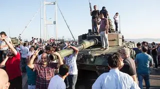 Prezydent Erdogan rozlicza osoby związane z puczem, który miał miejsce w 2016 roku.