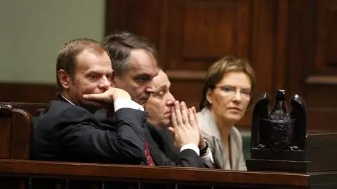 Premier Donald Tusk (L), wicepremier Waldemar Pawlak (2L), wicepremier Grzegorz Schetyna (2P) i minister zdrowia Ewa Kopacz (P) podczas wystąpienia Radosława Sikorskiego