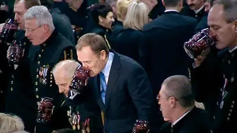 Tusk przy piwie z górnikami