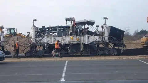 "Drogowy potwór" rozkłada beton na budowie S8