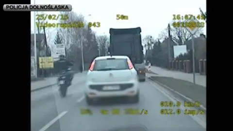 Motocyklista na jednym kole wyprzedził radiowóz, nie miał prawa jazdy
