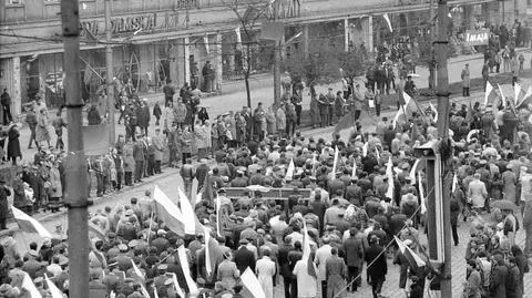 Robotnicy zgromadzeni na wroclawskich ulicach w dn. 1 maja 1982 roku