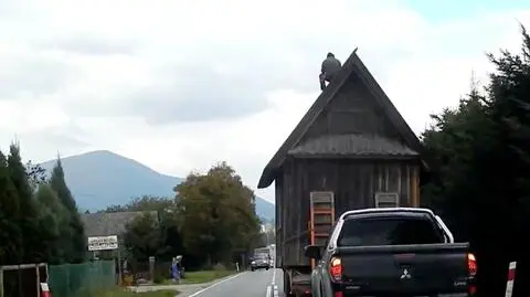 Ciężarówka przewoziła dom, na dachu którego jechał mężczyzna. Mandat