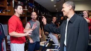 Obama i Kevin Youkilis (w środku) w 2009 r