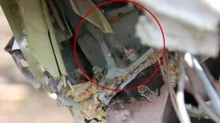 Końcówka skrzydła prezydenckiego tupolewa. Lasek: Widoczny szary fragment wykonano z siluminu