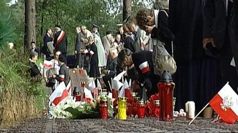 Rodziny zabitych jadą na cmentarz w Miednoje
