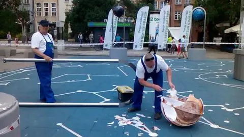 Zniszczona instalcja na Targu Węglowym w Gdańsku