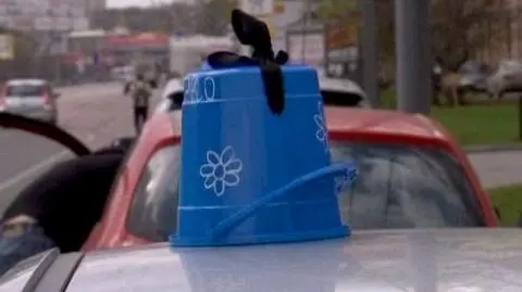 Jeżdżą z niebieskim kubłem na dachu