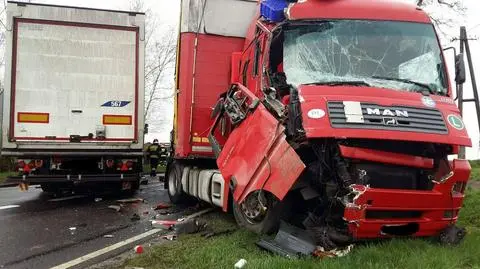 Zderzenie dwóch ciężarówek w Kosztowie. Zablokowana krajowa "10"