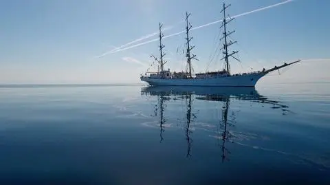 Polish ship "Dar Młodzieży" sails around the world