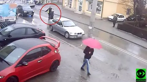Policjant pomógł starszej kobiecie 