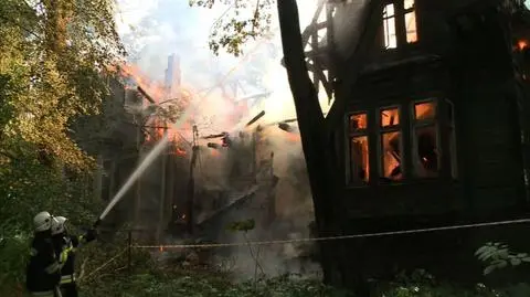 Spłonął zabytkowy dworek. Strażacy walczyli z ogniem przez kilka godzin