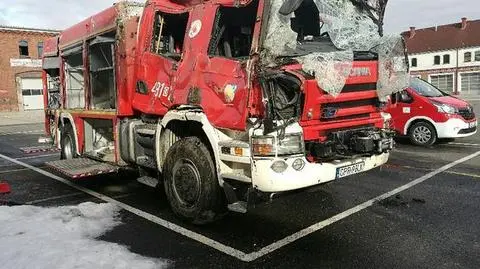 Opolszczyzna: strażacy jechali do wypadku, sami wypadli z drogi. Ranni