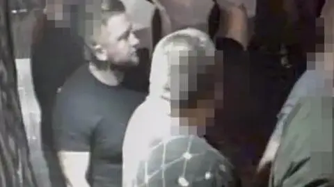Pobicie w dyskotece. Policja poszukuje tego mężczyzny