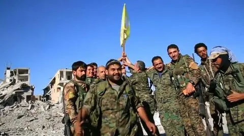 Koalicja kurdyjsko-arabska ogłosiła we wtorek przejęcie kontroli nad Ar-Rakką w północnej Syrii (materiał "Faktów z zagranicy") 