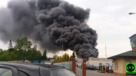 Kłęby dymu nad Katowicami. Strażacy apelują by zamykać okna