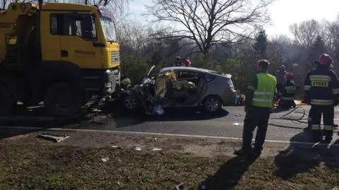 Samochód wjechał pod ciężarówkę, kierująca uwięziona