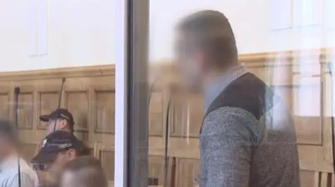 Przerzucał miliony skradzionych pieniędzy. Zgłosił się na policję