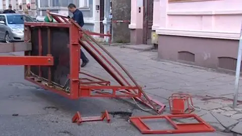 Runął podnośnik. Robotnicy spadli