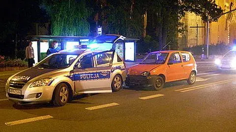 Ścinał znaki drogowe, wjechał w radiowóz. 15-letni kierowca zatrzymany