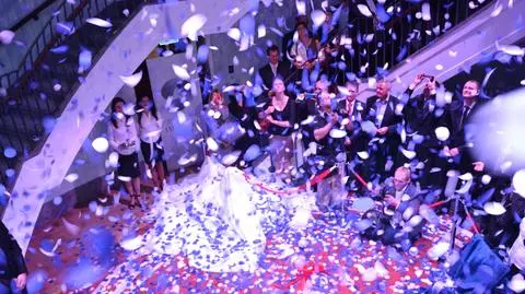 Po przecięciu wstęg, z góry posypało się konfetti