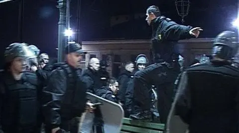 39 zatrzymanych po bitwie z policjantami
