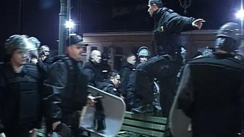 Bitwa policji z pseudokibicami