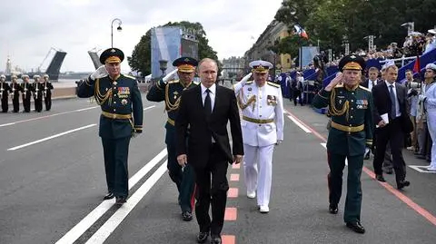 Na nagraniu: pokaz sił marynarki wojennej w Petersburgu z udziałem prezydenta Władimira Putina  