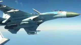 Rosyjski Su-27 pokazuje Szwedom swoje uzbrojenie