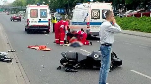 Przebiegał przez pasy. Wjechał w niego motocykl