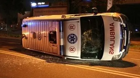 Pijany kierowca uderzył w karetkę