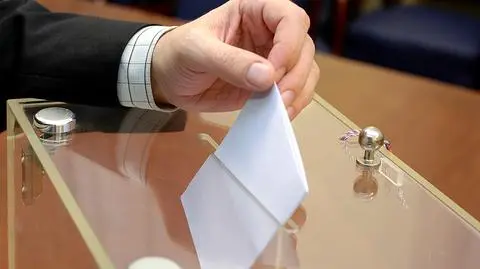 Przezroczyste urny do głosowania: uchwalone w maju 2015, podpisane w lipcu 2015, obowiązują od lipca 2016