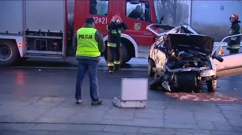 Autobus zderzył się z osobówką. Jedna osoba nie żyje