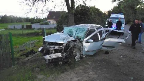 Samochód uderzył w drzewo. Zginął mężczyzna, czterech rannych