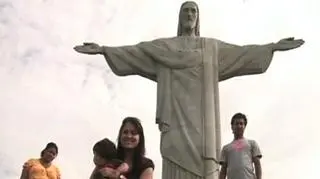 13.06 } Po sześciu miesiącach prac restauracyjnych zdjęto rusztowania zakrywające pomnik Jezusa Chrystusa na szczycie granitowej góry Corcovado w Rio de Janeiro w Brazylii. (APTN)