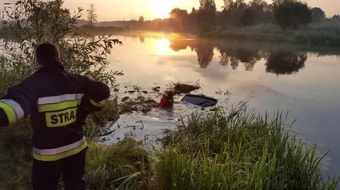 Pijana Rosjanka wjechała fiatem do stawu