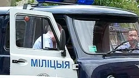 Milicjanci pobili szefową 
 Karty '97