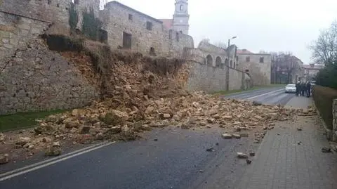 Zawalił się mur zabytkowego klasztoru, utrudnienia na drodze