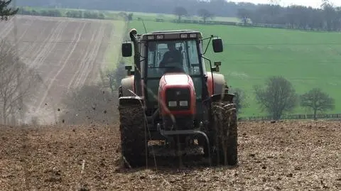 Gaz i strzały w pogoni za traktorem