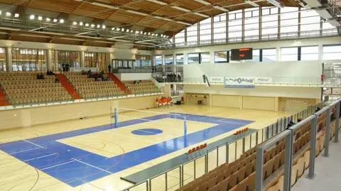 Odpalili race na meczu koszykówki