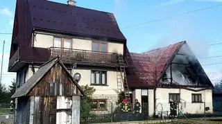 Strażacy walczą z pożarem w miejscowości Szaflary 